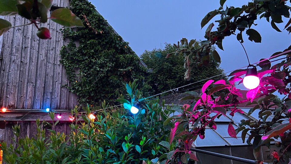 Philips Hue hat für den Garten gar keine solche Lichterkette. Bei Govee habt ihr die Wahl zwischen 15, 30 und 45 Meter – das reicht sicher!