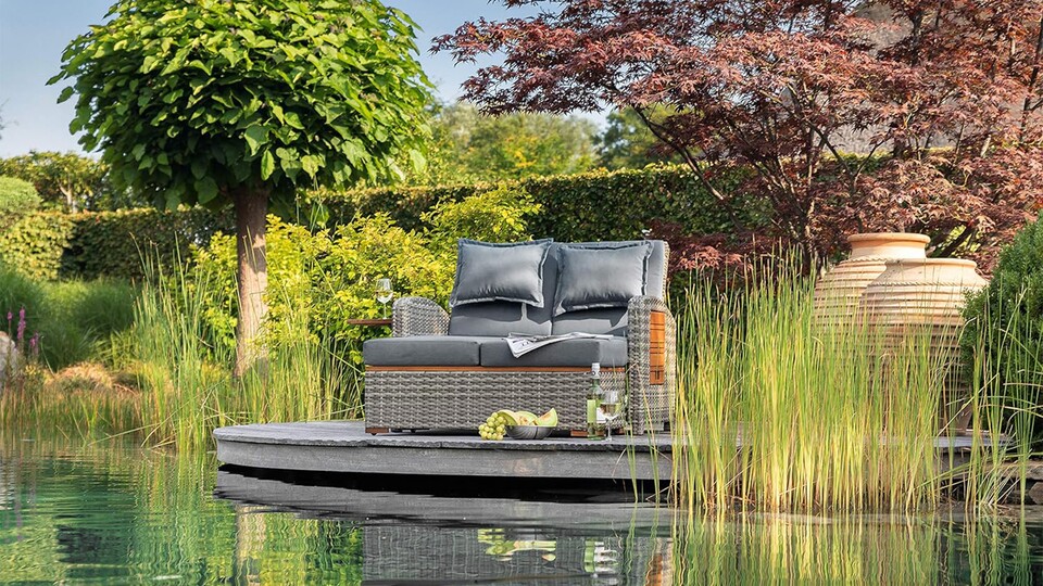 Damit wertet ihr den gemütlichsten Platz so richtig auf. Das Garten-Sofa wird 2024 euer Lieblingsort im Garten oder auf dem Balkon!