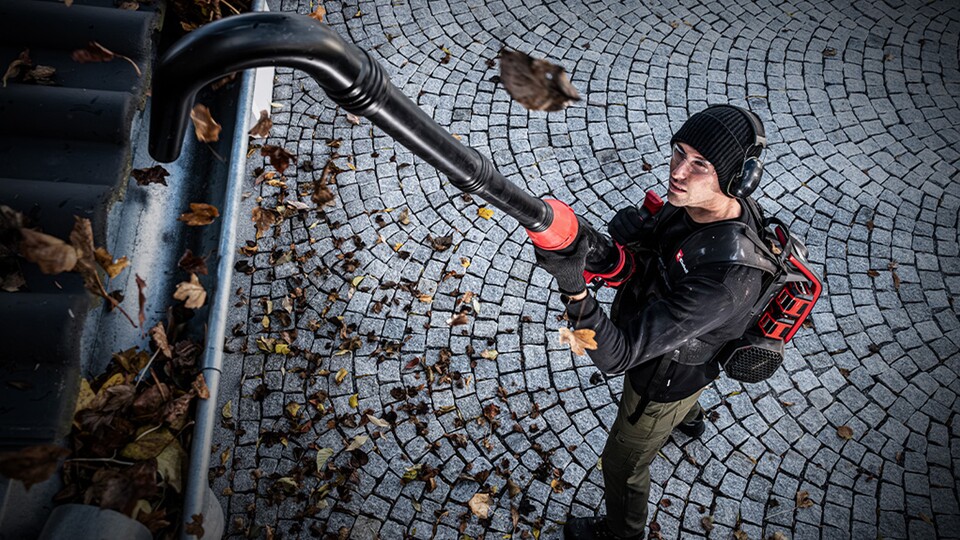 Wer im Herbst auch Dach- und Regenrinnen vom Laub befreien muss, kann auch dafür einen Laubbläser verwenden.