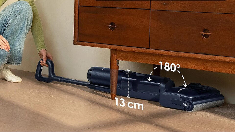 Under cupboards, furniture and the couch - with the Tineco Floor One S7 you also come underneath.