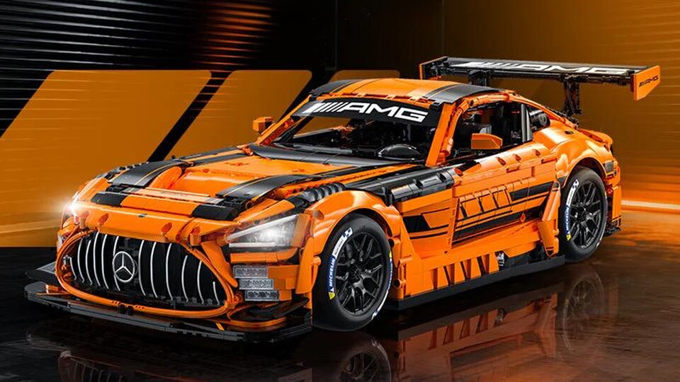 Das ist übrigens kein Photoshop-Trick auf dem Foto! CaDA liefert den Mercedes-AMG GT3 tatsächlich mit Beleuchtung in den Scheinwerfern und Rückleuchten aus.
