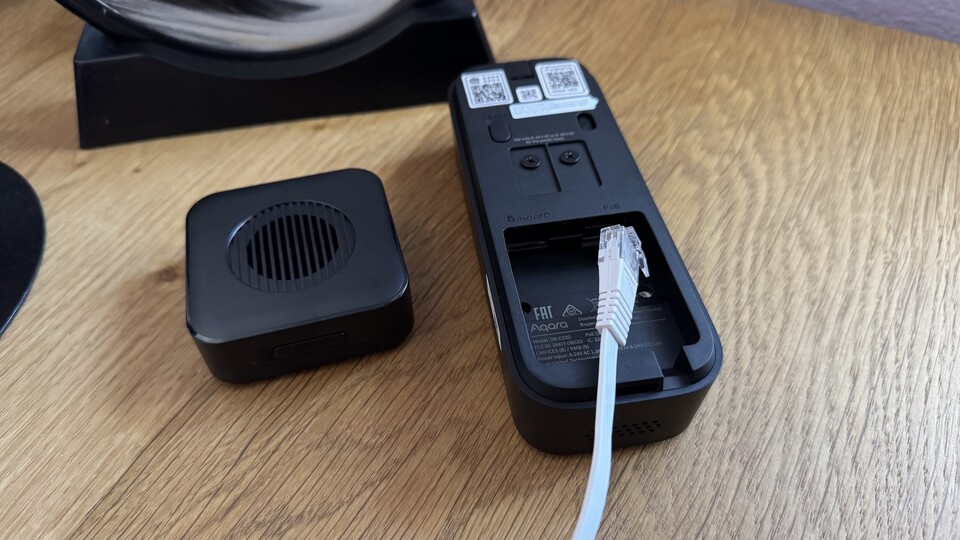 Das Ethernet-Kabel liefert den Strom und ein stabiles Datensignal für die Aqara PoE Video-Türklingel.
