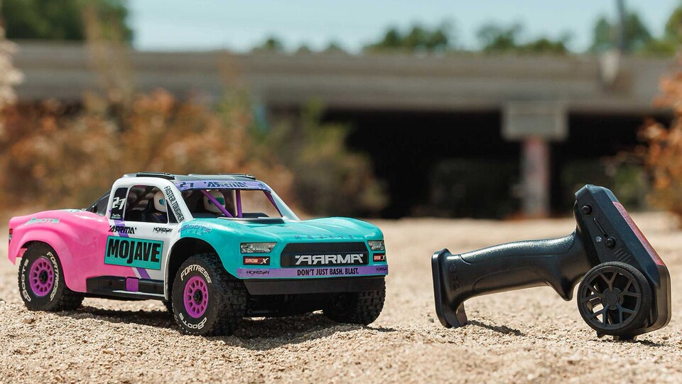 Bei diesem RC-Truck ist alles dabei! Der ARRMA Mojave GROM kommt mit passendem LIPO-Akku und Fernsteuerung.