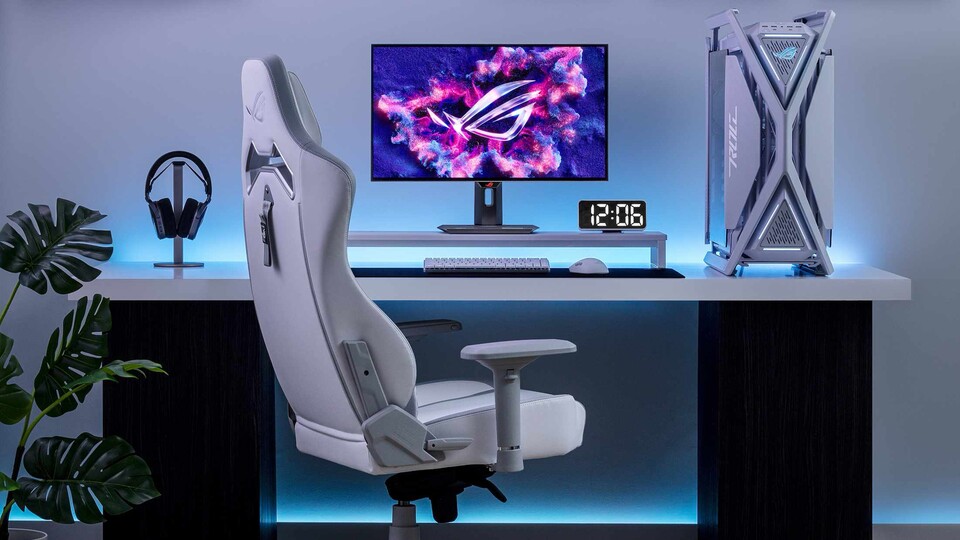 Nahezu rahmenlos und mit einem sehr schicken, ergonomischen Monitor-Standfuß kommt der OLED-Monitor von ASUS daher.