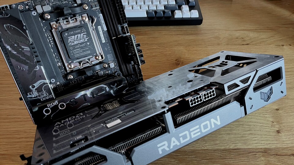 Bei diesem ITX-Mainboard wirken moderne Grafikarten wie die AMD Radeon RX 9070 und 9070 XT nahezu utopisch groß.