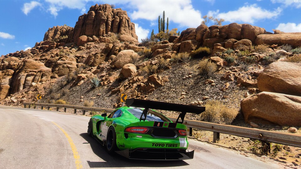 Was aussieht wie ein Screenshot, ist tatsächlich ein Foto vom Monitor in Forza Horizon. Hier wird deutlich, dass es gerade keine bessere Bildqualität als mit einem 27 Zoll 4K-OLED gibt.