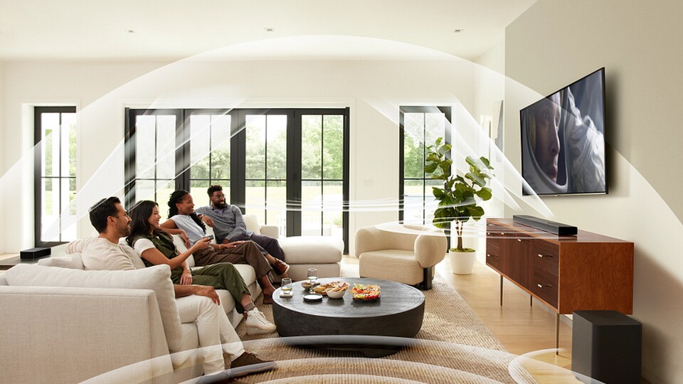 Das ist der Traum: Echter Surroundsound am 4K-TV, aber ohne störende, große Lautsprecher quer im ganzen Raum verteilt. Es gibt eine Soundbar, die das kann!