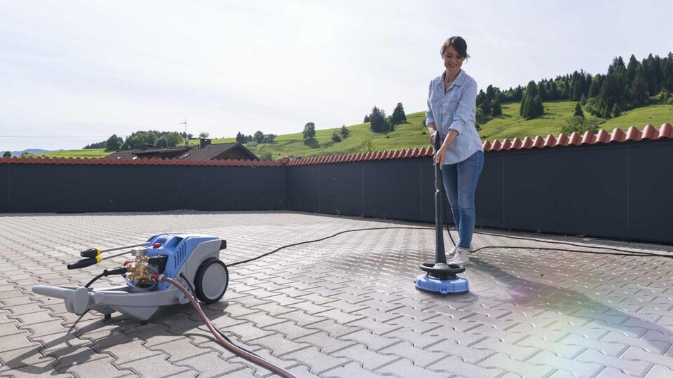 Mit einem Hochdruckreiniger lässt sich nicht nur ein Auto waschen, sondern auch euer Pflaster, eure Gartengeräte und Co.