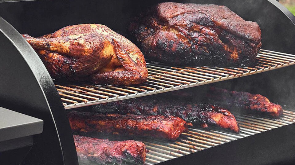 A whole turkey, a large piece of pig racks for pulled pork or classic savings reribs from the smoker - if you love all of this, this grill is an insider tip!