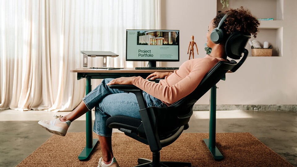 Der Ergotopia NextBack unterstützt euren Rücken jederzeit optimal, auch wenn ihr euch mal zurücklehnen wollt.