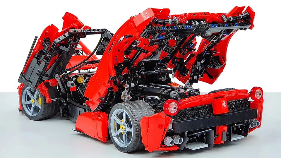 Eine der größten und sicherlich schönsten Motorhauben der Welt gewährt den Blick auf den V12.