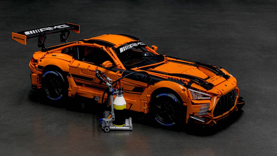 Genau wie beim Rennwagen auch, könnt ihr den CaDA Mercedes-AMG GT3 per Pneumatik aufbocken. Ein klassischer Wagenheber ist in der Boxengasse viel zu langsam.