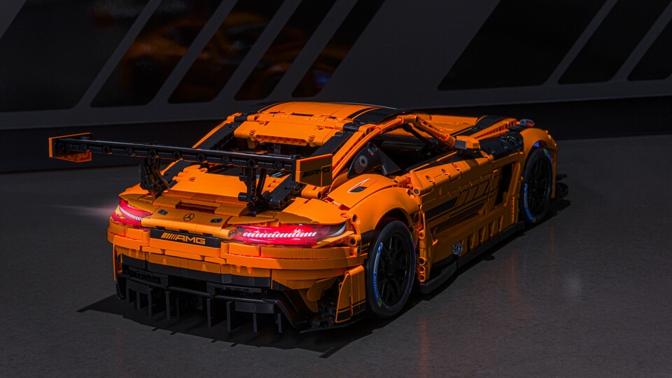 Im Bild ist schon mein persönlicher Höhepunkt am Modell zu sehen: Der CaDA AMG GT3 ist vorne und hinten Beleuchtet.