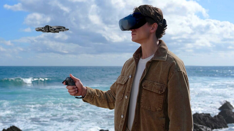 Die Fly More Combo der DJI Avata 360 beinhaltet neben Akkus und Zubehör auch die Motion RC 3 und die FPV-Brille DJI Goggles N3.