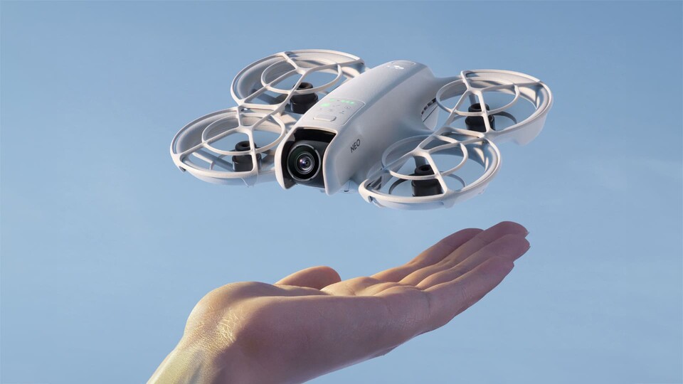 Starten und landen aus der Handfläche – einfacher gehts nicht! Die DJI Neo ist eine 4K-Drohne, die selbstständig fliegen kann.
