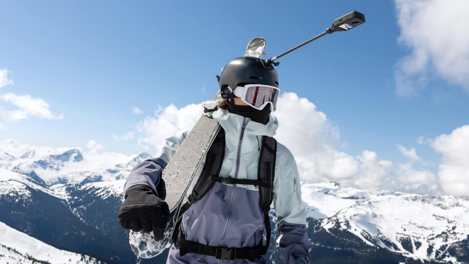Mit dem 3rd-Person-Mount muss ich beim Skifahren nicht auf meine Stöcke verzichten.