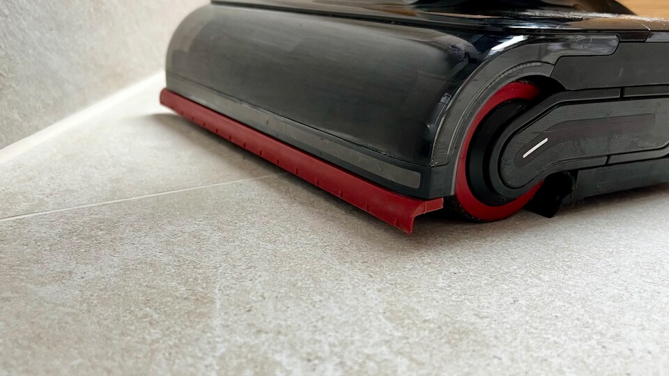 The term “robot arm” is a bit grandiose, but the active rubber lip on the Dreame H15 Pro Heat is still extremely practical.