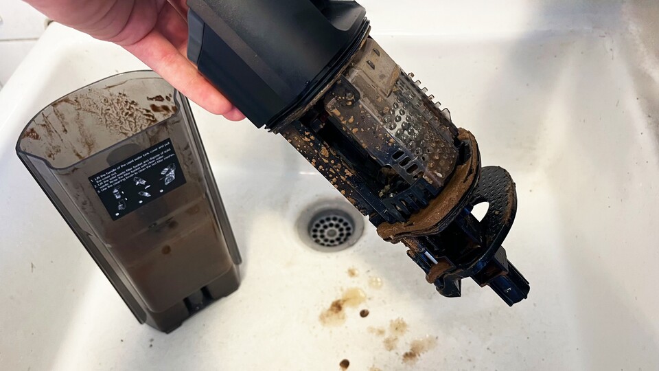 Im Schmutzwassertank des H15 Pro sind weitaus mehr Ecken, Kanten und Ritzen, die gereinigt werden wollen.