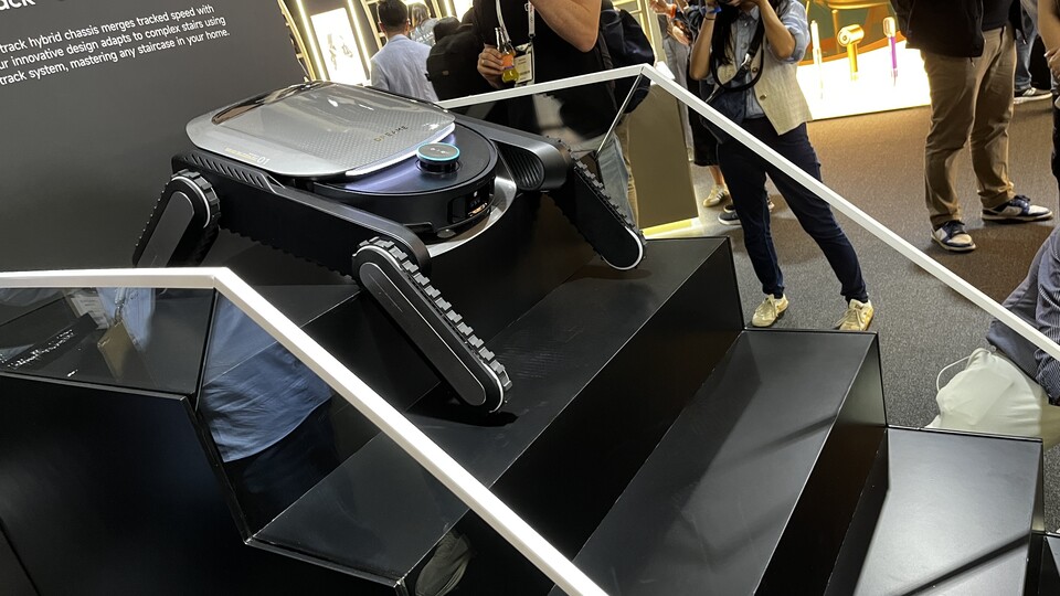 Nicht ein Hersteller für Saugroboter stellte ein treppensteigendes Modell vor, sondern gleich drei – alle mit ihrer individuellen Herangehensweise.