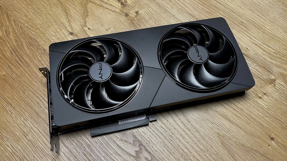 Sieht aus wie Grafikkarten noch vor wenigen Jahren: Die Nvidia RTX 5080 Slim erinnert mich an eine Zeit vor übertrieben großen XXL-Grafikkarten.