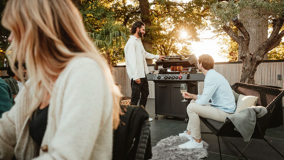 Are you already looking forward to the summer, for barbecues and delicious food? This black gas grill is in a mood!