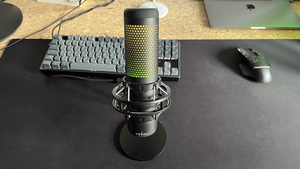 Ein externes USB-Mikrofon überzeugt nicht nur mit einem deutlich schöneren Klang eurer Stimme im Sprach-Chat, sondern in meinem Fall sogar mit einer extra Portion RGB-Beleuchtung
