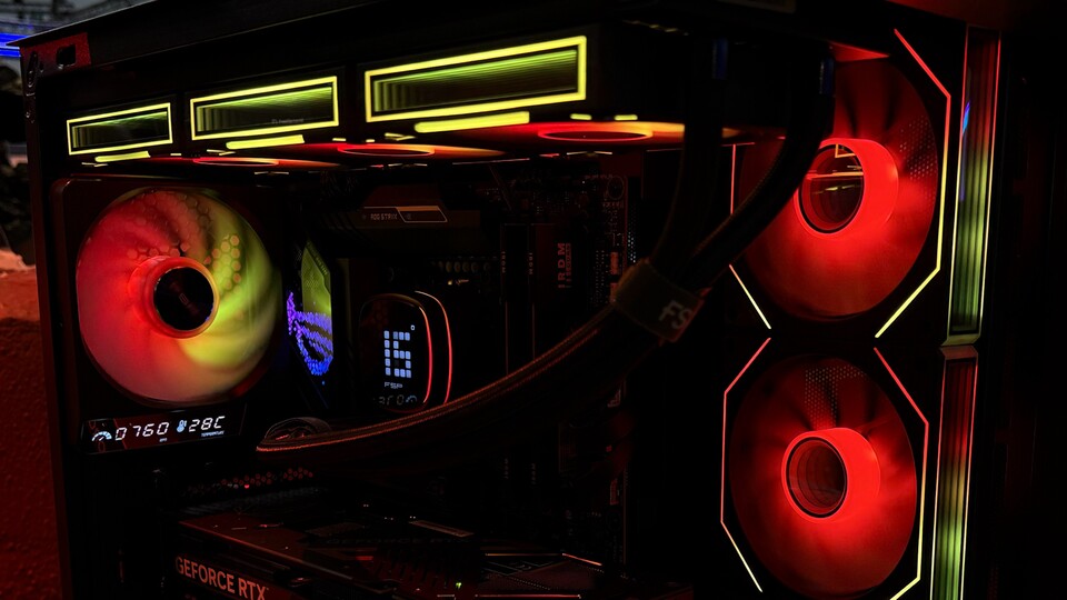 Die FSP AD36 ist eine 360mm AIO-Wasserkühlung für Intel- und AMD‑CPUs. Auf dem Pumpenkopf könnt ihr jederzeit die aktuelle Temperatur ablesen.