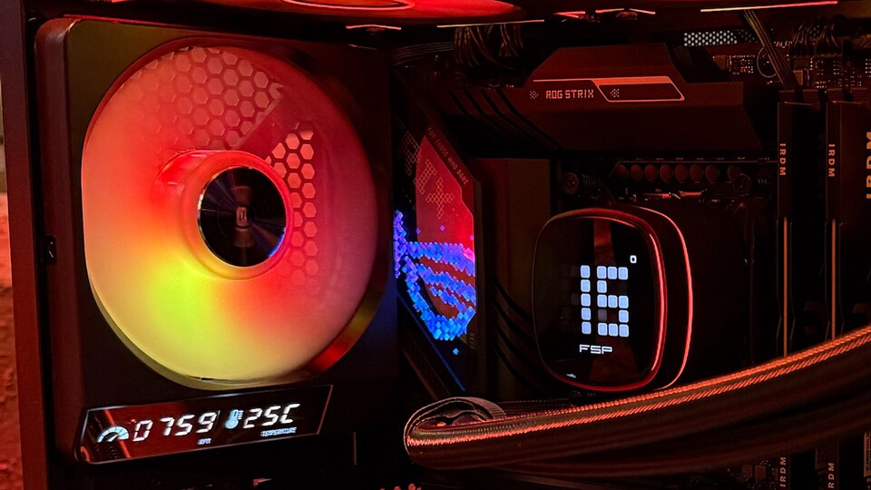 Das kleine eingebaute Display im FSP ZENFAN zeigt jederzeit die Drehzahl und die aktuelle Lufttemperatur an – das ist ein cooles Detail!