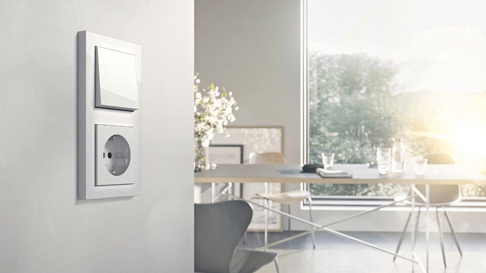 Das Ding da unter dem Lichtschalter kennt jeder - eine Steckdose, wow. Der korrekte Name wäre Schutzkontakt-Steckdose, international als CEE 74 bekannt.