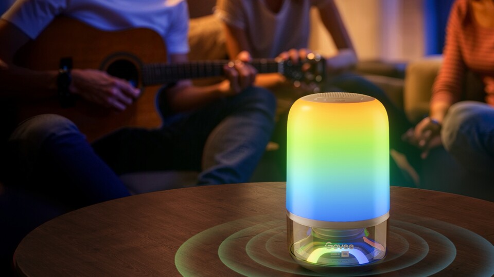 Das schöne Licht der Govee Table Lamp 2 Pro muss übrigens nicht immer knallbunt sein. Gerade für gemütliche Abende ist ein warmes Weiß genau das Richtige!