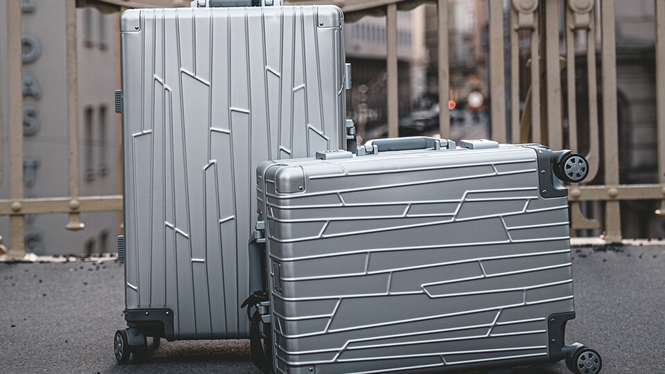 Anstatt der klassisch Linien eines Rimowa-Koffers verläuft hier nicht alles schnurgerade – Eben wie auch beim Reisen selbst. Ich mag das Design des deutschen Alu-Koffers sehr.