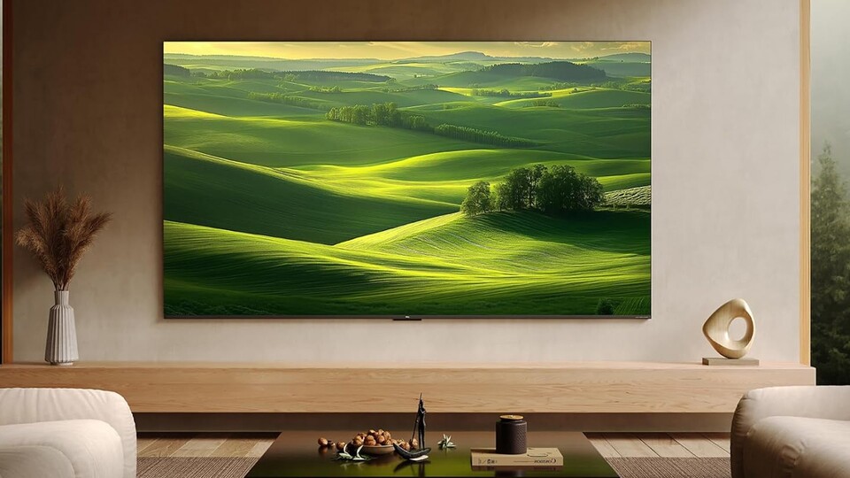 Dieser 4K Smart-TV ist mit 115 Zoll so groß, dass meine gesamte Wohnzimmerwand auf einmal voll wäre.