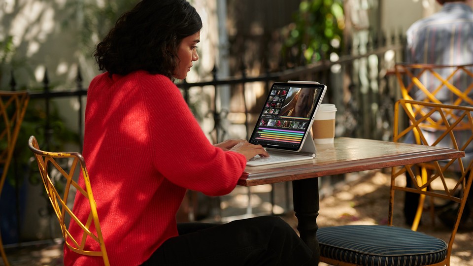 Zusammen mit dem Apple Pencil und einer Tastatur wird ein einzigartiger Alltagsbegleiter aus dem iPad Pro, mit dem ihr arbeiten und Spaß haben könnt, wie nie zuvor.