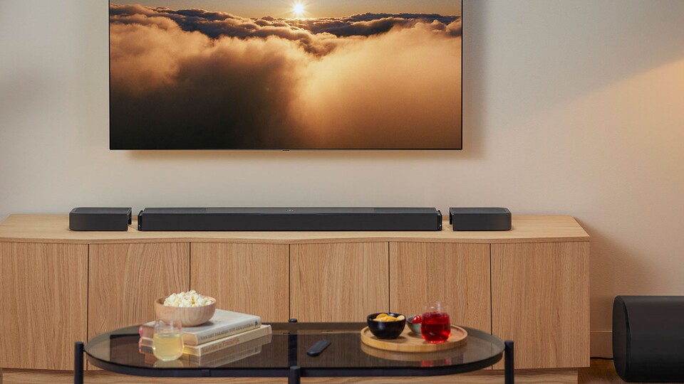 Sieht unspektakulär aus, ist aber genial ohne Ende: Die JBL Bar 1000Mk2 hat abnehmbare Rear-Lautsprecher mit eingebauten Akkus!