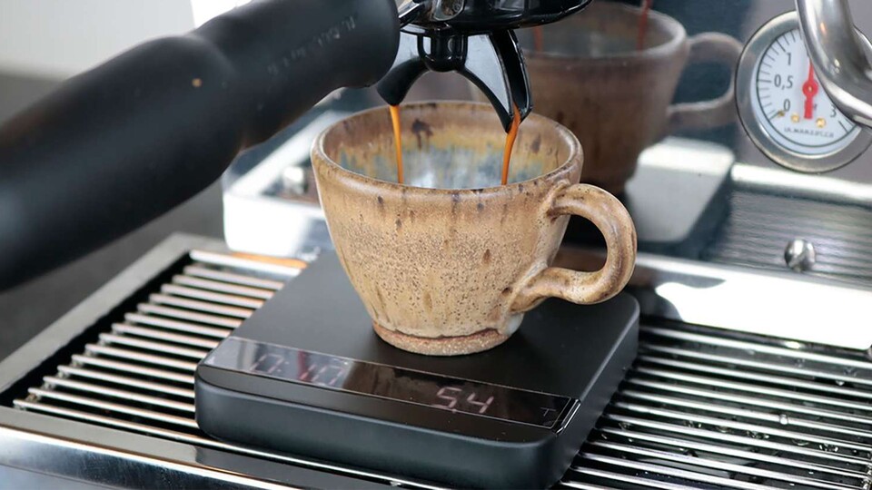 Gerade für die Lern-Phase mit einer Siebträger-Maschine ist eine spezielle Kaffee-Waage ein wichtiges Hilfsmittel.