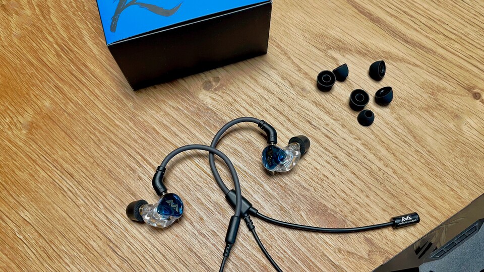 Ins Zubehör der Kimura Gaming-IEMs packt Antlion genügend Aufsätze in allen Größen. Sogar welche mit Memory-Schaum, die ich besonders mag.