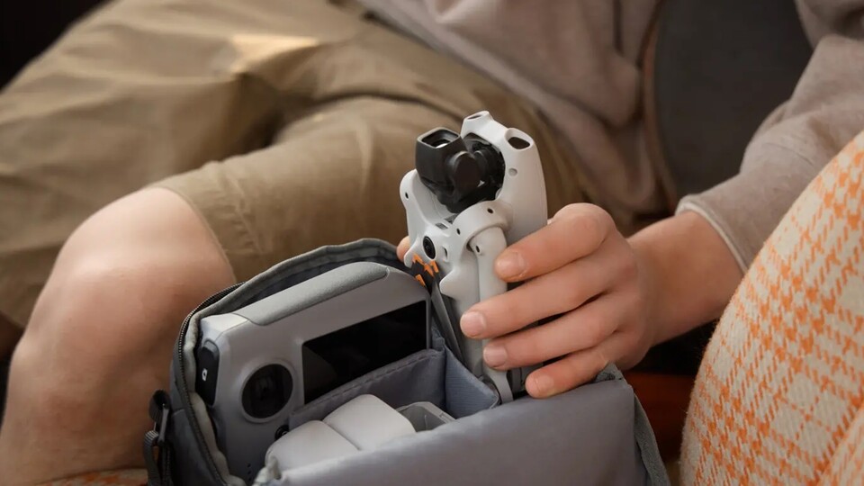 Zusammengefaltet ist die DJI Lito X1 gerade so groß wie eine Handfläche – genau wie die weltweit bekannten DJI Mini-Drohnen zuvor auch.