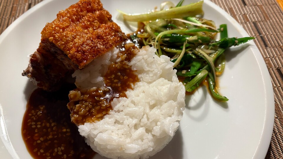 Voilà! Richtet alles zusammen auf euren Tellern an und freut euch auf den knusprigsten Schweinebauch eures Lebens.