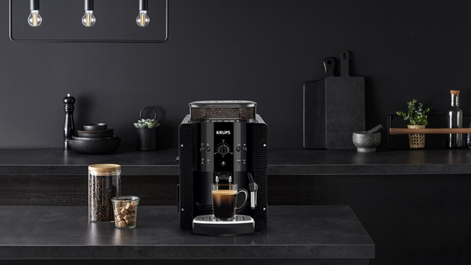 All Black: Das schlichte Design des Kaffeevollautomaten fügt sich optimal in moderne Küchen ein und wertet jede Küchenzeile auf.