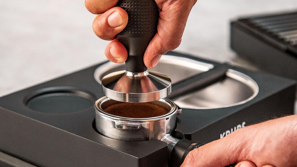 Für einen Siebträger muss der Kaffee vorbereitet werden – Experten nennen diesen Vorgang „Puck Prep“.