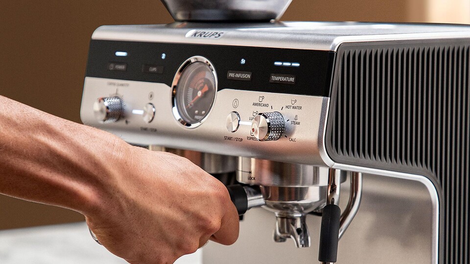 Kaffeevollautomat vs. Siebträger? Warum nicht beides in einer genialen Kaffeemaschine haben und die Vorteile genießen?