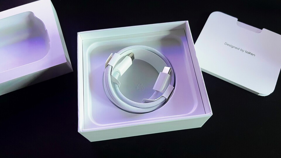 Das könnte auch die Verpackung von Apple AirPods Pro sein! Der Elektro-Rasierer ist enorm hochwertig verpackt und verarbeitet.