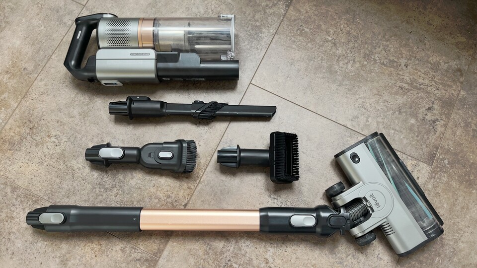 Beim Levoit LVAC-300 ist alles dabei, was das Staubsauger-Herz begehrt. Nur die Wandhalterung mit Ladegerät habe ich für das Bild nicht mehr von meiner Wand abgeschraubt.