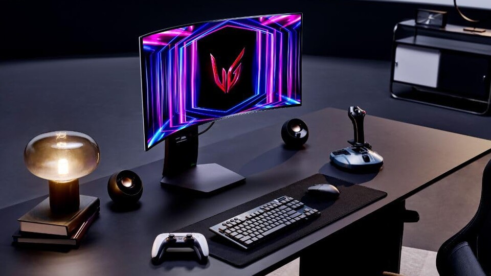 LG übertreibt es bei seinen OLED Gaming-Monitoren nicht mit dem „Gamer-Design“. Ein zurückhaltender Look, extrem schmale Displayränder und eine dezente RGB-Beleuchtung auf der Rückseite lassen sich absolut sehen!