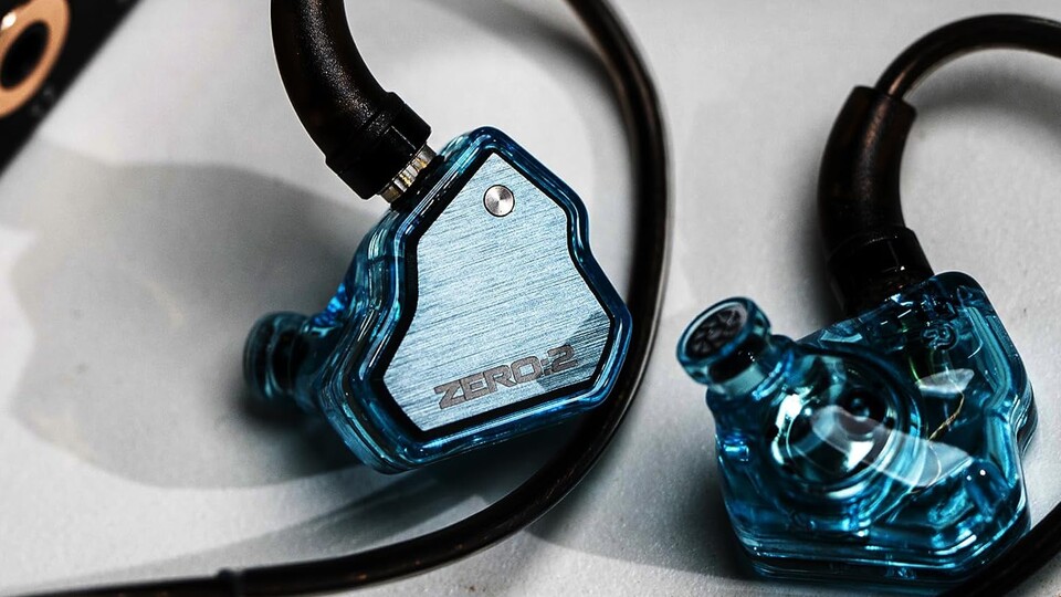 Das ist zwar nur mein subjektiver Geschmack, aber ich finde viele IEMs auch vom Design her wahnsinnig cool.