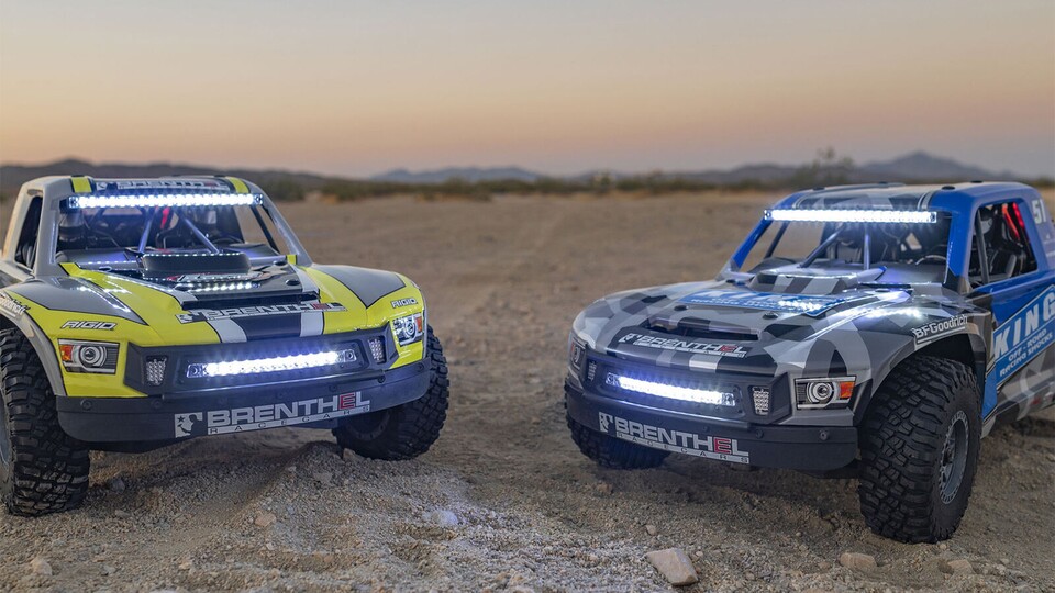 Macht auch nachts Spaß! Der Super Baja Rey 2.0 RC-Truck ist mit einer richtig hellen LED-Beläuchtung vorne und hinten ausgestattet.