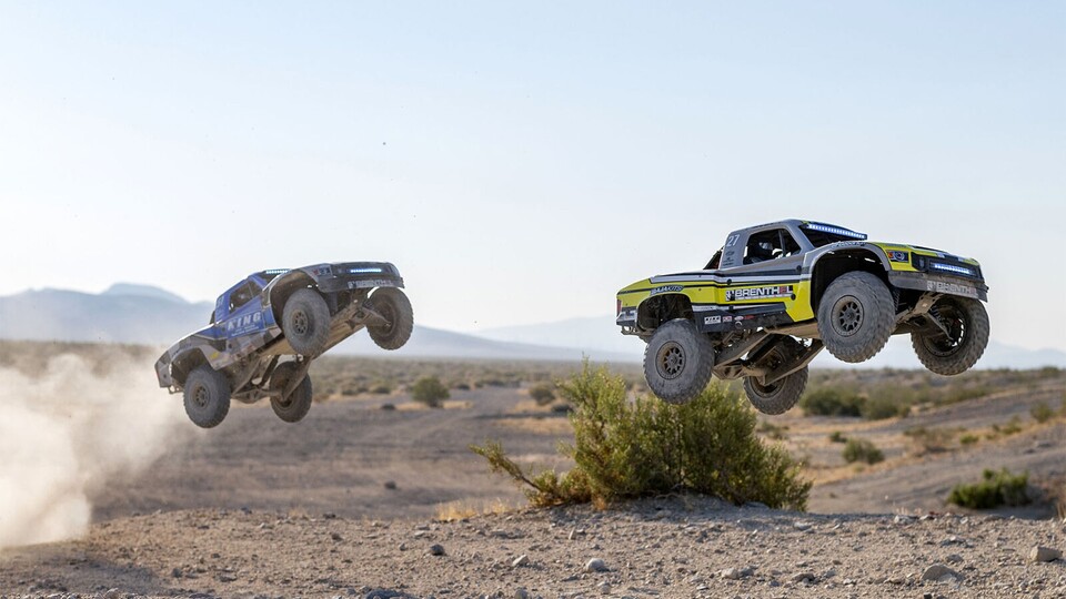 Mit dem großen RC-Auto könnt ihr noch größere Hürden überwinden und Sprünge absolvieren.