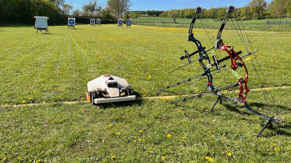 Unser neues Mitglied darf in Sicherheit Strom tanken, während Pfeile mit über 300kmh über den Platz fliegen. Wir wollen ja nichts riskieren!