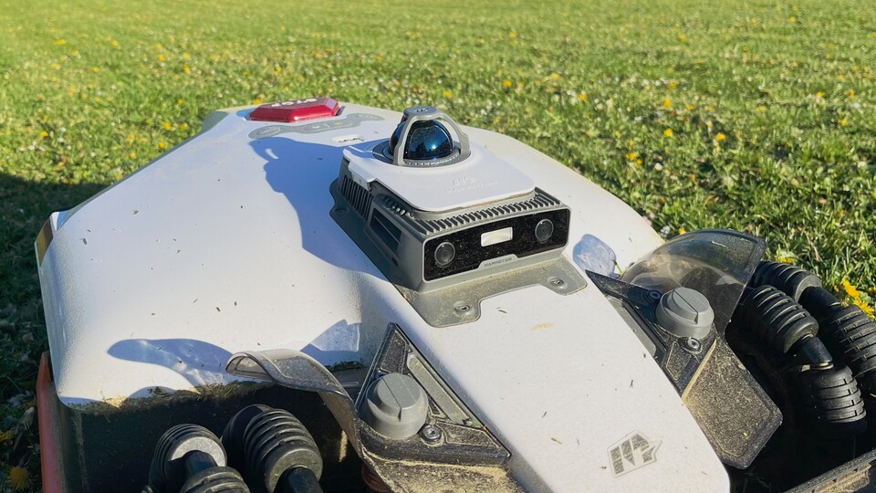 Der Mammotion LUBA 3 AWD ist der erste Mähroboter mit Tri-Fusion. Er nutzt RTK, LiDAR und eine Kamera und orientiert sich damit wirklich zuverlässig.