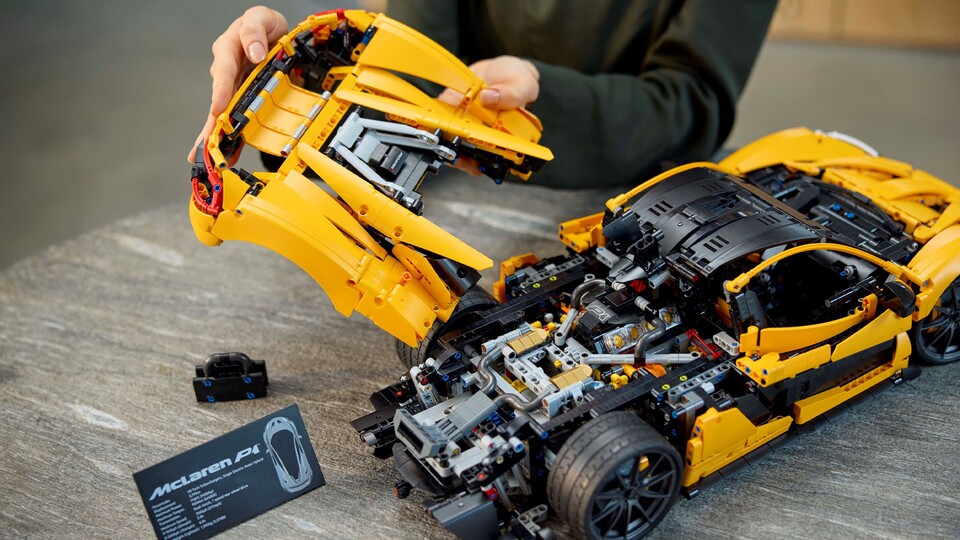 Bei der Heckansicht eines McLaren P1 kommen Sportwagen-Fans voll auf Touren! Unter der abnehmbaren Heckklappe verbirgt sich der imposante V8 samt Getriebe und Abgasanlage.